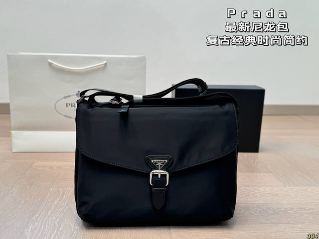 普拉达prada 最新尼龙包 复古经典摸上去超级棒 时尚简约气质又随性！ 尺寸：31 22