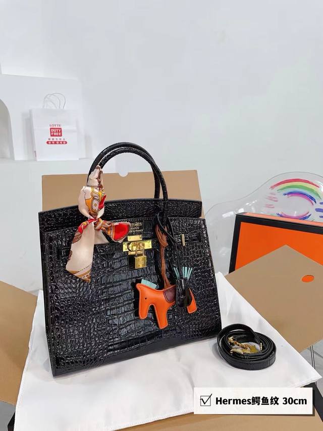 折叠礼盒 Hermes 高级鳄鱼纹 铂金包 Hermès 爱马仕 铂金包 高端质量 原版皮质 明星同款 原版质量 ，Hermès每个女孩的必备品 尺寸30Cm