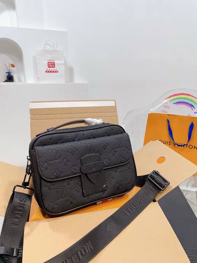 免税店包装 Lv Fw21 S Lock 邮差包 用以攜帶智能手機和其他隨身物，既時尚又輕便。以柔軟小牛皮製作，這款收納袋充分展現lockme系列的重要元素：信