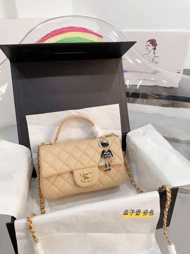 折叠配礼盒配挂件 香奈儿 Chanel 斜挎包 鱼子酱手感超级好 原版五金 超级大牌 以华丽高贵的外形成为当下最炙手可热之作人手必备，明星热捧，精匠之作。尺寸