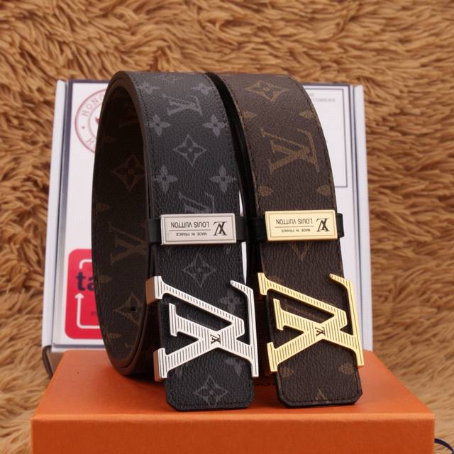 Lv皮带宽度：4.0Cm 专柜同步最新系列，搭配精致雕扣头 媲美代购欢迎对比时尚百搭，双面可用 Lv帆布老花搭配牛皮压花lv 品味的体现，休闲高大上！ Ipho