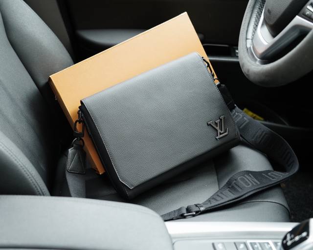 路易威登 官网同步 高版本 斜挎单肩背包 永恒不过时的标志性产品 纯原单牛皮 顶级五金制作 非市面普通版本 今年lv最爱的款 全部实拍 实用性非常高 完全不用担