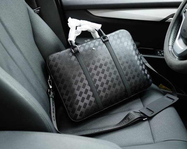 万宝龙 官网同步 高版本 公文斜挎手提背包 独家首发 原单小牛皮材质 顶级五金配件 非市面普通货 低调奢华 完全不浮夸的款 日常又时髦 斜挎还是手提都可以 规格