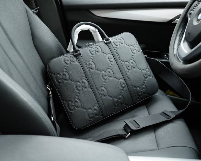 古驰 官网同步 高版本 公文斜挎手提背包 独家首发 原单小牛皮材质 顶级五金配件 非市面普通货 低调奢华 完全不浮夸的款 日常又时髦 斜挎还是手提都可以 规格: 古驰 官网同步 高版本 公文斜挎手提背包 独家首发 原单小牛皮材质 顶级五金配件 非市面普通货 低调奢华 完全不浮夸的款 日常又时髦 斜挎还是手提都可以 规格: