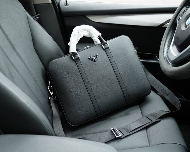 普拉达 官网同步 高版本 公文斜挎手提背包 独家首发 原单小牛皮材质 顶级五金配件 非市面普通货 低调奢华 完全不浮夸的款 日常又时髦 斜挎还是手提都可以 规格