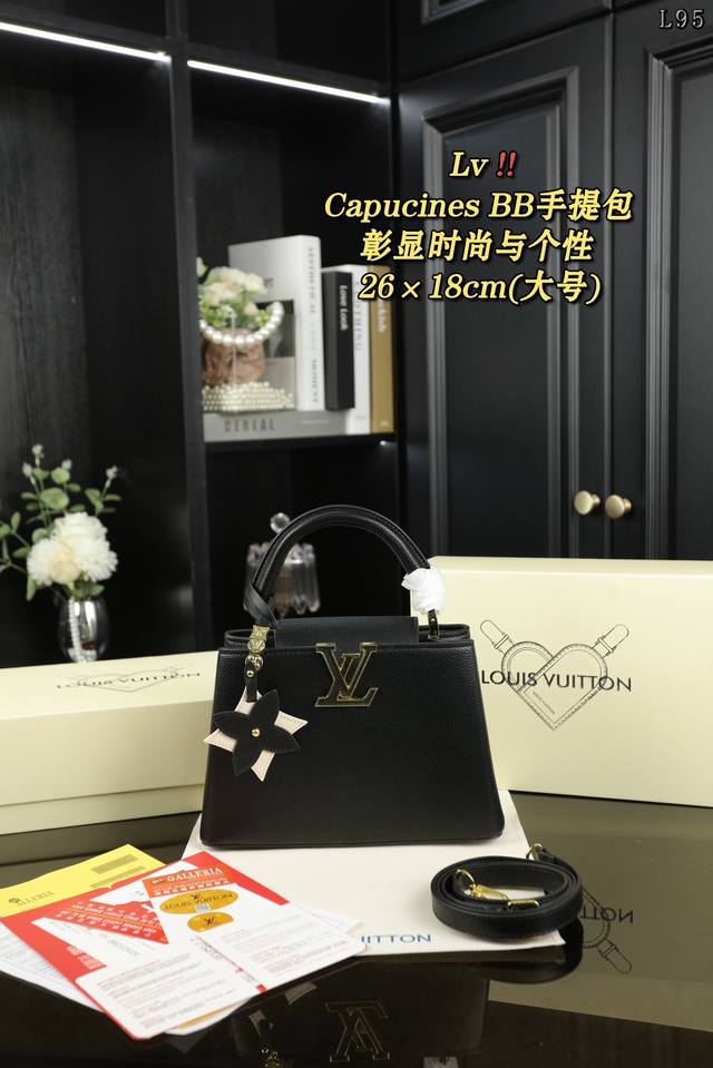 大号 配折叠盒 Lv Capucines Bb 单肩斜挎手提包 不仅迷你尺寸彰显了时尚与个性，而且也不失可爱 搭配了一个超级小的配饰包包，家里有小朋友的话也可以