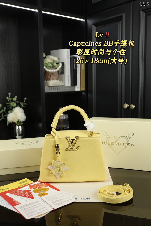 大号 配折叠盒 Lv Capucines Bb 单肩斜挎手提包 不仅迷你尺寸彰显了时尚与个性，而且也不失可爱 搭配了一个超级小的配饰包包，家里有小朋友的话也可以