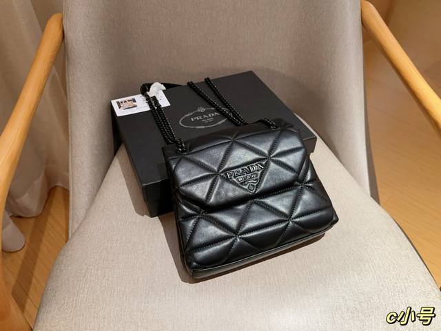 小号 普拉达prada 黑武士spectrum Hobo腋下包链条包 尺寸24×21×6 礼盒包装
