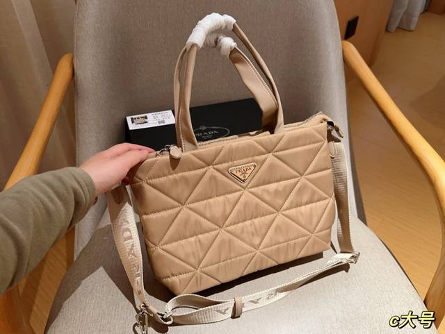 普拉达prada 尼龙手提托特包购物袋 尺寸26×21×14 礼盒包装 普拉达prada 尼龙手提托特包购物袋 尺寸26×21×14 礼盒包装