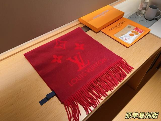礼盒包装飞机箱 Lv围巾 专柜原版打版定制lv羊绒围巾 车厘子与正红的撞色，对版专柜水洗标， %羊绒的材质，手感柔软一体锁边细节不是进行二次缝线锁边！均匀密实的