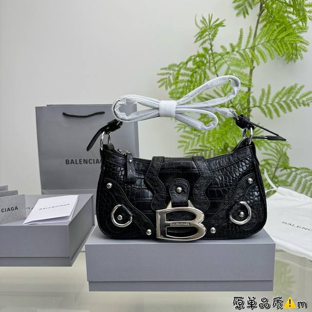 折叠盒 巴黎世家蟒蛇纹 鳄鱼纹牛皮拼接 金属 Logo 加持 背出了巴黎世家街头风essex小号包包太迷人啦 鸵鸟纹尺寸27*13 折叠盒 巴黎世家蟒蛇纹 鳄鱼纹牛皮拼接 金属 Logo 加持 背出了巴黎世家街头风essex小号包包太迷人啦 鸵鸟纹尺寸27*13