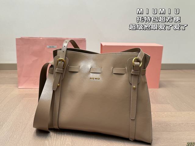 缪缪miumiu托特包 旅行出差旅游带它超方便 超级抢眼 爱了爱了 真是叫人无法抗拒 又美又能装！ 尺寸42 30