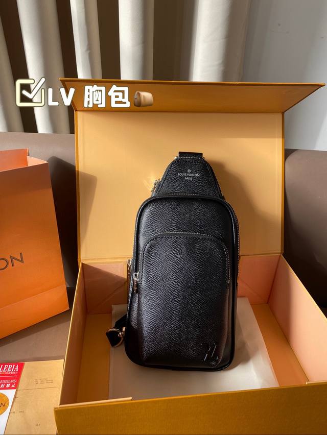路易威登 官网同步 高版本 胸包 永恒不过时的标志性产品 顶级五金制作 非市面普通版本 今年lv最爱的款式 全部实拍 实用性非常高 完全不用担心穿搭 配全套包装