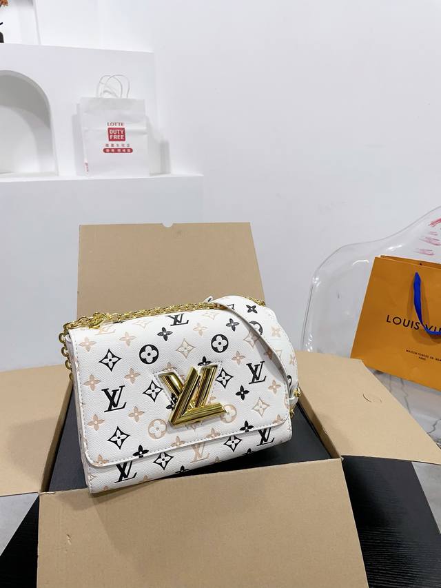 折叠礼盒 Lv 七夕限定 Twist 最新最火款twist Denim 出货了 呈现新古典 Twist 中号手袋。水波纹造就聚焦设计：翻盖的超值 明快活泼，自由