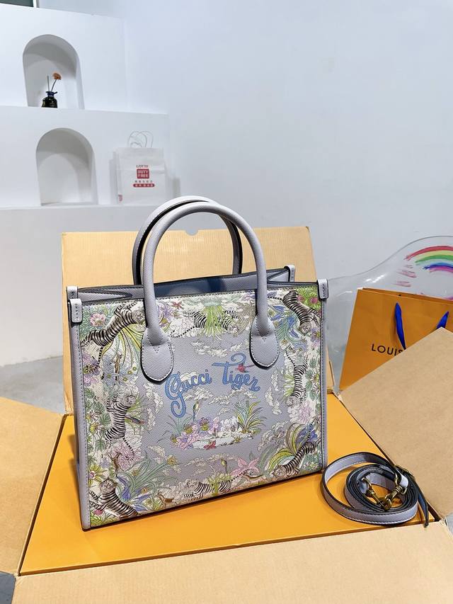 尺寸32.28 酷奇 Gucci 虎年限定 托特包 精致美丽 高级优雅 很好驾驭，不挑衣服，不挑季节 一年四季都可，可盐可甜 高个子小姐姐背，气质御姐范 小个子