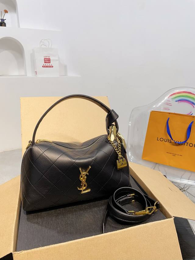 配盒 圣罗兰 是熱腾腾新款 又酷又甜 出門随手一拎就很好看 尺寸25Cm 配盒 圣罗兰 是熱腾腾新款 又酷又甜 出門随手一拎就很好看 尺寸25Cm