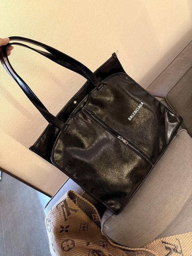 巴黎世家hobo- 24年hobo包简直要开挂 个个都是大热门 高级感腋下包 气质又百搭 低调奢华 从容高贵 可腋下 单肩 斜挎 尺寸:35 巴黎世家hobo- 24年hobo包简直要开挂 个个都是大热门 高级感腋下包 气质又百搭 低调奢华 从容高贵 可腋下 单肩 斜挎 尺寸:35