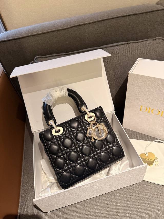 折叠礼盒包装 Dior羊皮戴妃包 经典菱格刺绣~ 经典百搭不过时 尺寸 20Cm