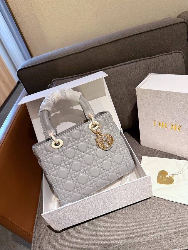 牛皮 折叠礼盒包装 Dio-R戴妃 Lady五格原厂羊皮 搭配各种衣服气场十足，超级百搭， 包口拉链设计防盗效果真强！质感特别柔软 尺寸：24Cm