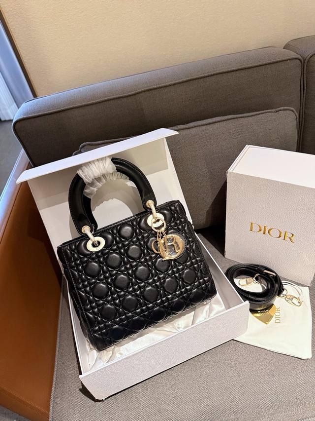 牛皮 折叠礼盒包装 Dio-R戴妃 Lady五格原厂羊皮 搭配各种衣服气场十足，超级百搭， 包口拉链设计防盗效果真强！质感特别柔软 尺寸：24Cm