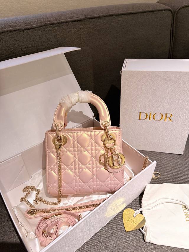 折叠礼盒包装 迪奥dior 经典系列 3格搭配两条肩带 戴妃包高端品质 原版皮 可随意对比专柜细节 独家出货 高版本第一批 实拍图一组 我们的版本看实拍 Goo