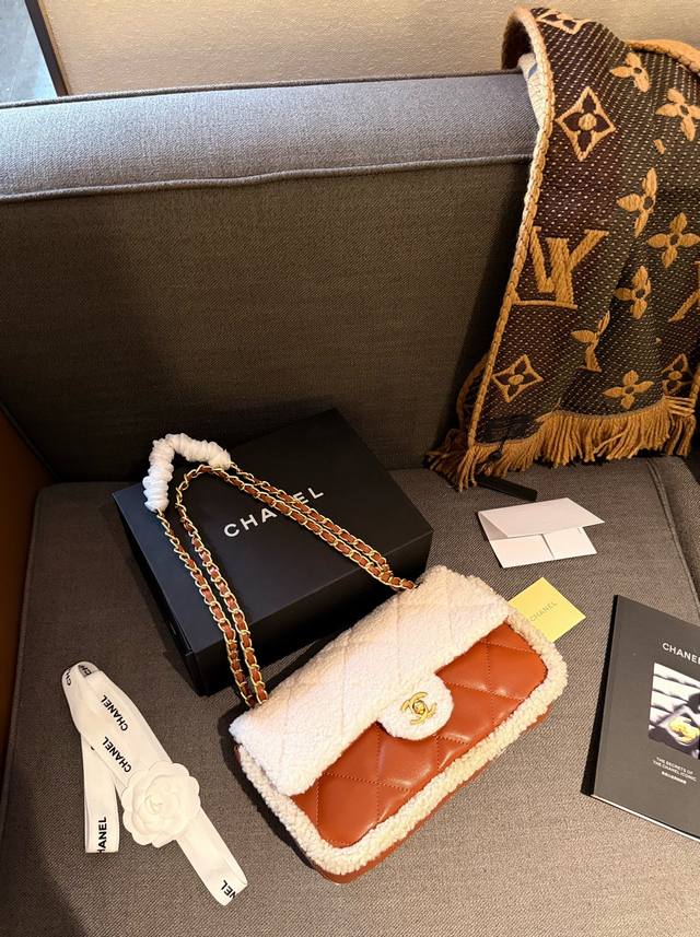 折叠礼盒包装 Chanel24K泰迪羊羔绒cf棕色 新款24K泰迪羊羔绒cf棕色／大号 双面剪毛拼小羊皮 非常适合秋冬 美拉德色系～可爱又精致 尺寸 25Cm