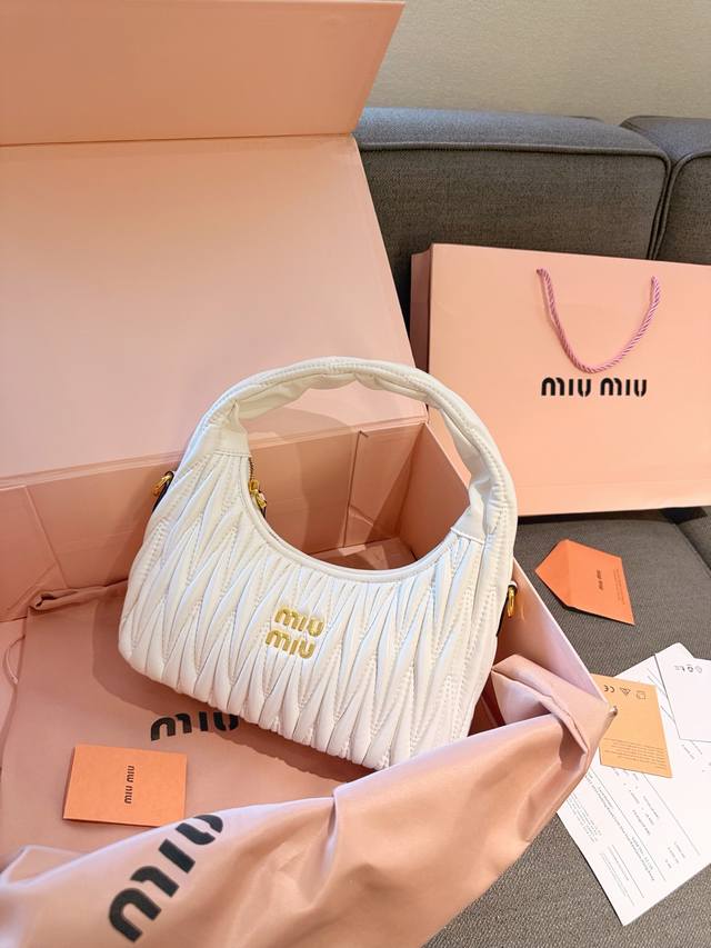 大号 礼盒包装 Miumiu 手提皱褶包 Hobo 腋下包 有没有被美到嘻嘻！贸易公司渠道货缪缪 新款皱褶包,第一眼就挪不开眼睛了年新款走秀款，羊皮褶皱手提斜挎