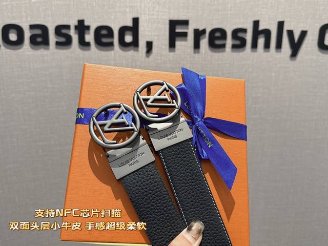 礼物 爆款lv宽度：新款原版搭配专柜新款扣头。双面可用 一条带顶两条带使用。色]时尚百搭，追求高端 原版的品质，品味的体现，休闲高大上！ 宽度3.5Cm。Iph