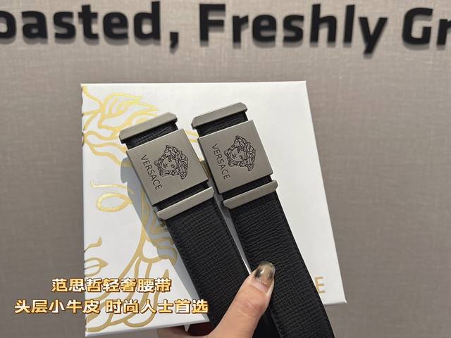 礼物首选爆款范思哲宽度：3.8Cm 新款原版搭配专柜新款扣头。时尚百搭，追求高端 原版的品质，品味的体现，休闲高大上！ Iphone实物实拍， 上身效果超好，