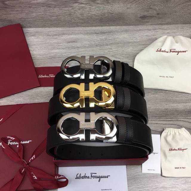 送礼物首选 菲拉格慕这款时髦的双面皮带采用双色设计，柔软的牛皮经过手工处理，双面可用 一面黑色一面咖啡色打造出极其柔韧的触感。Gancini扣饰饰有对比细节，风