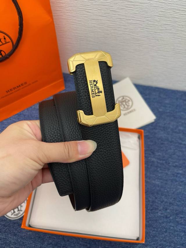 礼物 爱马仕这款皮带采用奢华的牛皮材质，独具原创个性且精致不凡。双面可用gancini金属扣饰的分层构造打造富有趣致的3D立体效果。手工精制而成，打造奢华却又不