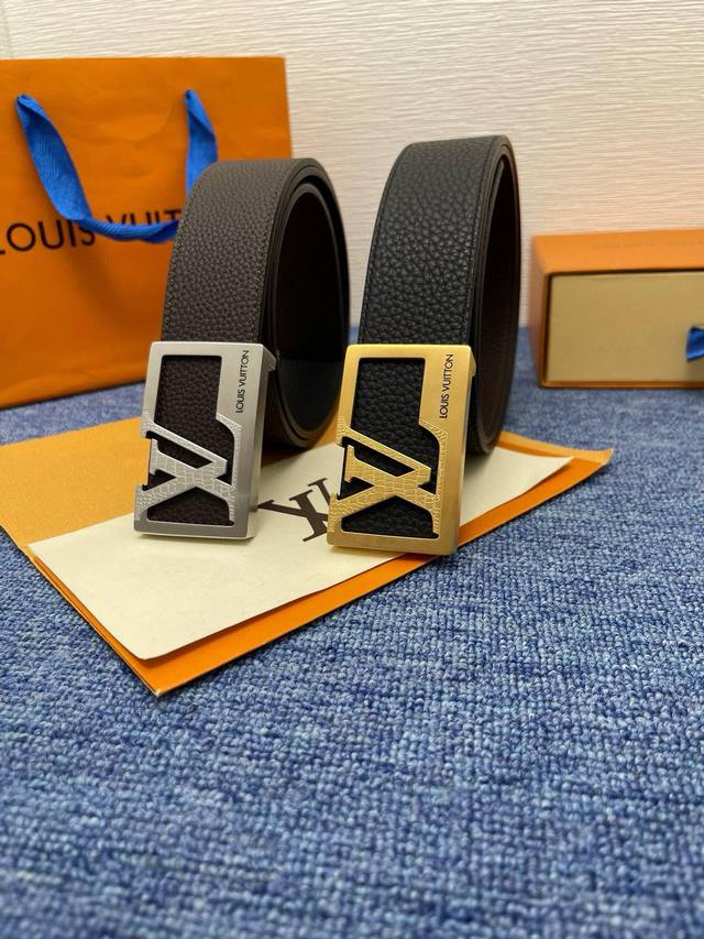 Lv皮带宽度:4.0Cm 专柜同步最新系列,搭配精致雕扣头 媲美代购欢迎对比时尚百搭,品味的体现,休闲高大上! Iphone实物实拍, 腰带上身效果超好,抓紧转 Lv皮带宽度:4.0Cm 专柜同步最新系列,搭配精致雕扣头 媲美代购欢迎对比时尚百搭,品味的体现,休闲高大上! Iphone实物实拍, 腰带上身效果超好,抓紧转