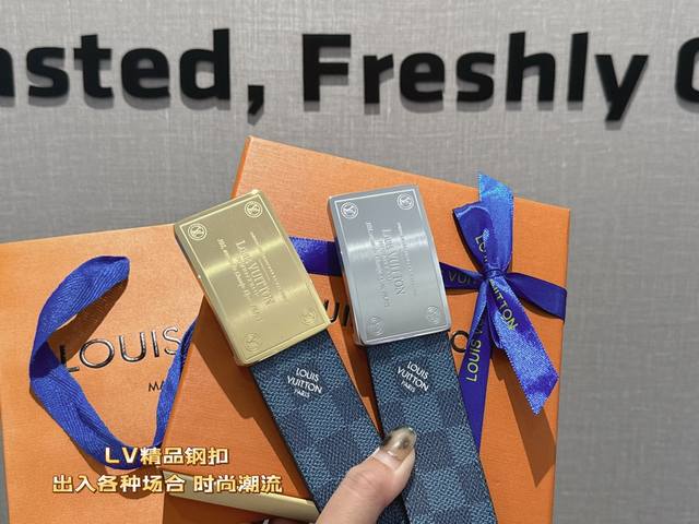 礼物 Lv宽度：4.0Cm 专柜同步，Pvc搭配头层牛皮搭配精致钢扣，时尚百搭，追求高端 品味的体现，休闲高大上！ Iphone实物实拍， 上身效果超好～搭配专