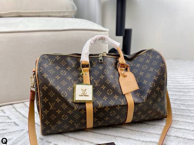 无盒 Lv 旅行袋 心中to P21的旅行袋 尺寸刚刚好 女生背一样酷炸了 容量了得的同时上身斜挎也刚刚好 短途旅行或健身都非常 背上你就是那个最酷的仔！尺寸：
