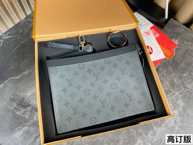 配全套包装 高订版 Lv老花手包套盒男女通用哦 可装平板电脑 容量不小 平时拿着做一款手包 也有种美式随性的感觉 还可以当做旅行时的化妆袋 原版内里，搭配牛皮！