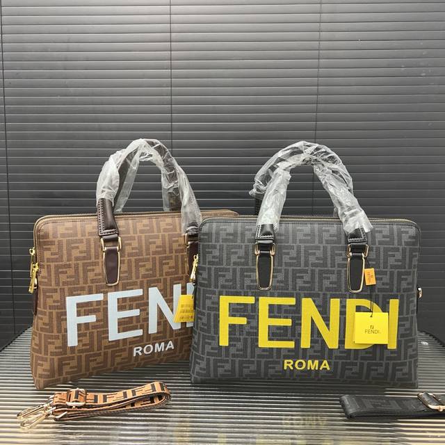 Fendi 芬迪 公文包 男士手提包 电脑包 经典logo搭配原厂工艺材质 休闲百搭 采用精湛镶嵌细工，实物拍摄 原厂原版面料 配送防尘袋 28 X 38 Cm