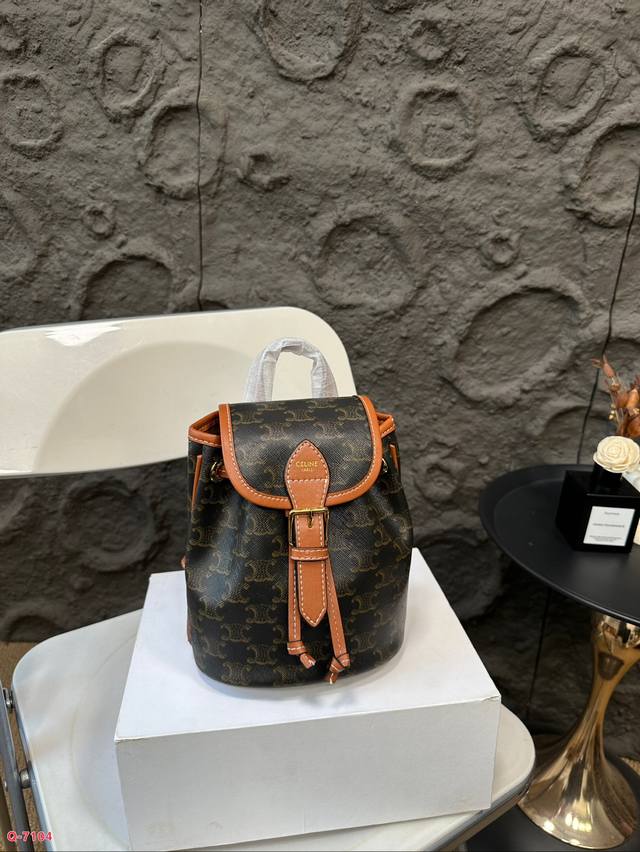 配折叠盒 尺寸17.20Cm 赛琳经典老花双肩包 大气又不失个性 任何搭配都可轻松驾驭 是每个优雅可爱女孩必入单品