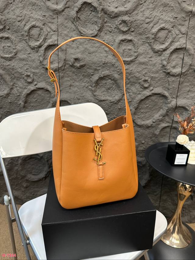 配折叠盒 圣罗兰ysl新款hobo水桶包 今年火到爆炸腋下包水桶包 简约而别致 充满设计感 出街通勤都可 营造出慵懒随性氛围感 内里空间很大配手机包一个以实用主