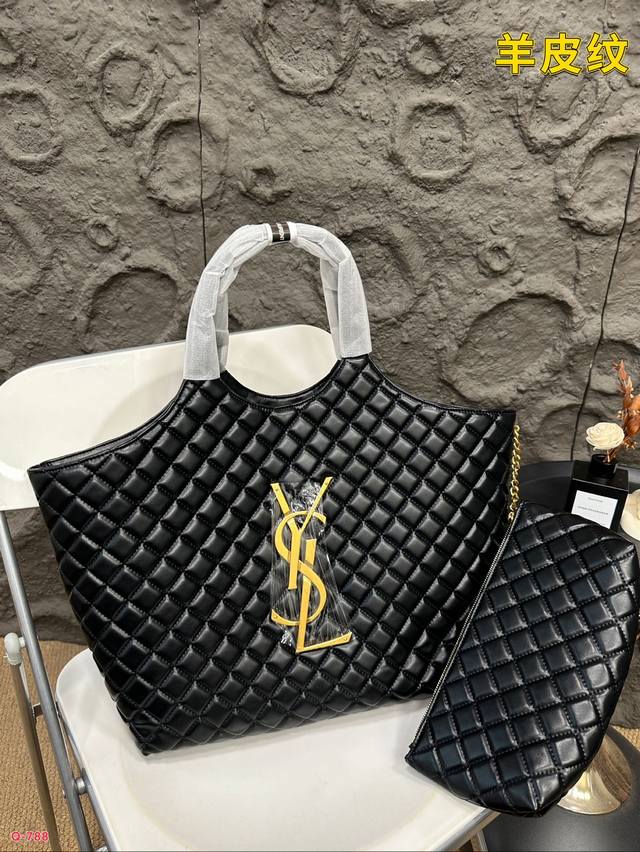 圣罗兰ysl 羊皮纹 金属大logo托特包 任何搭配都能够轻松驾驭 低调有质感容量也很可 尺寸：48.29Cm