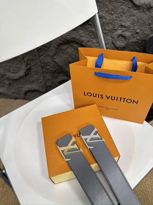 升级版 Lv！！ 高版本！全钢头 腰带 嘿哈 原单牛皮全钢头皮带～热门款 皮带里面最火的啦～质量很好 全套包装！五金绝对不褪色 皮带头和专柜一样的哦～ 配礼盒手