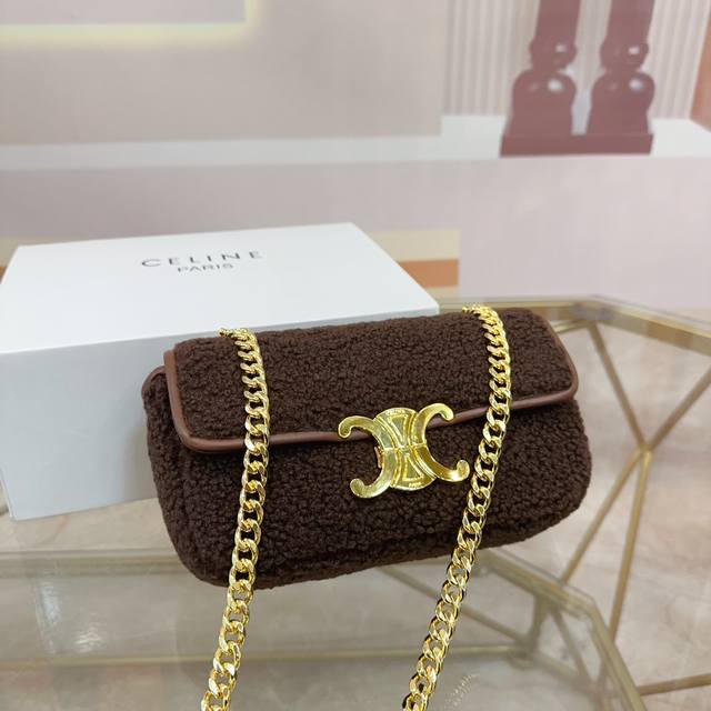 配折叠盒子 赛琳celine 羊羔毛凯旋门链条包 加上毛茸茸的元素瞬间软绵绵的 一下就温柔起来了。 秋冬很适合背毛绒包！ 尺寸20 12 Ws