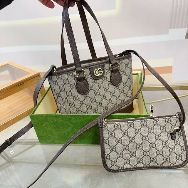 折叠礼盒包装 Size：20*17Cm Gucci Mini 托特包 菜篮子 百搭经典 精致的一只 真的超级无敌巨可爱 仙气满满 小姐姐日常必入款 Qy