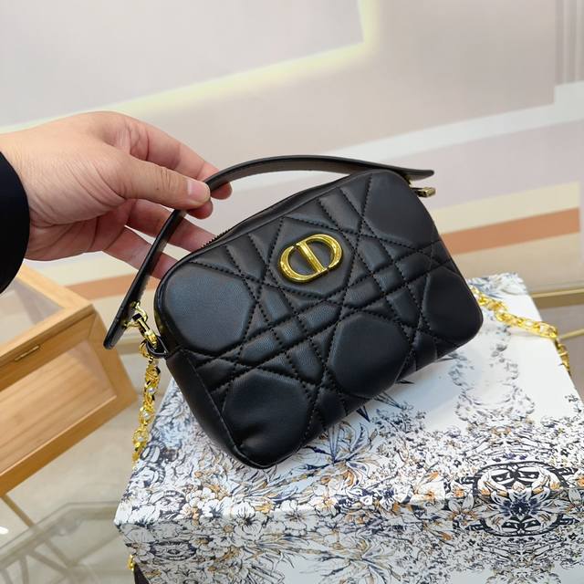 折叠礼盒 Dior迪奥相机包 明星同款相机包 这款包拥有一种即看即买的魔力 偏重于休闲风格的设计 万能搭配 皮质软 手感超棒 做旧复古感觉 超级显档次 容量大