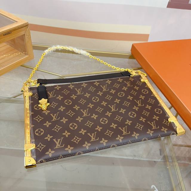 礼盒 Size:25×16 Lv路易威登boulogne中古牛角包 经典老花配色，款式百搭！ 包身轻，不显臃肿 两款肩带，背法多样～ 超级好搭配，实用性美貌兼具