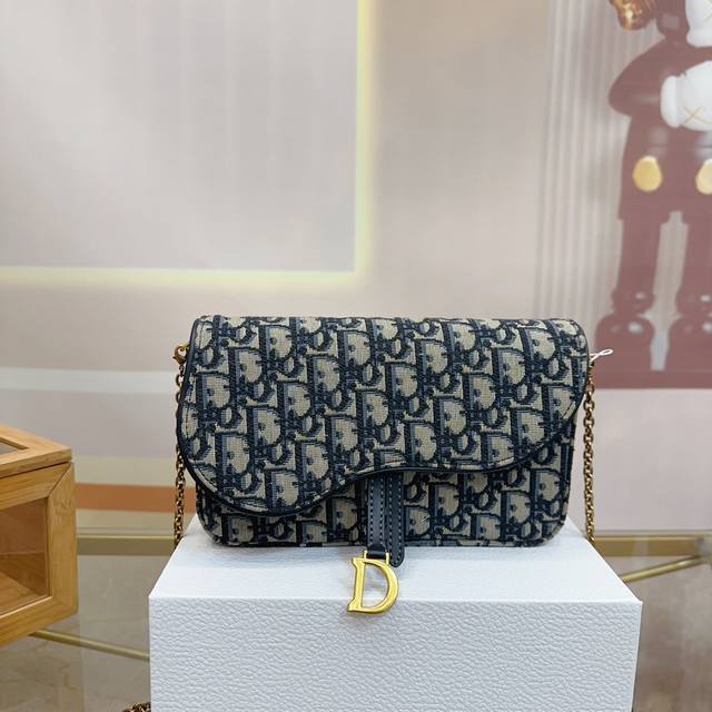 折叠礼盒 Saddle Dior Oblique 链条包 全新oblique 帆布烟花马鞍腰包凝聚精湛工艺 位于意大利的迪奥皮革工坊精雕细琢将极具魅力的obli