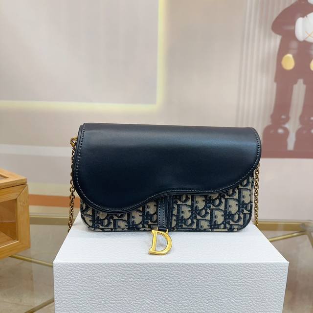 折叠礼盒 Saddle Dior Oblique 链条包 全新oblique 帆布烟花马鞍腰包凝聚精湛工艺 位于意大利的迪奥皮革工坊精雕细琢将极具魅力的obli
