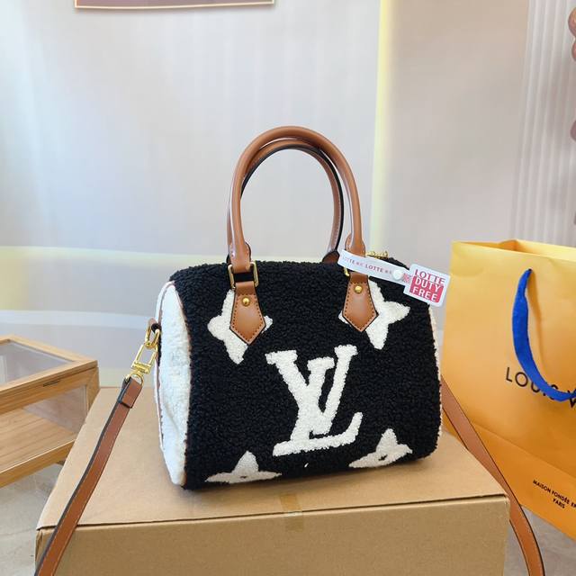 飞机盒 Lv路易斯威登羊羔毛枕头包 日常首选时尚又优雅 是每个酷酷女孩必备 尺寸25.17.19 T