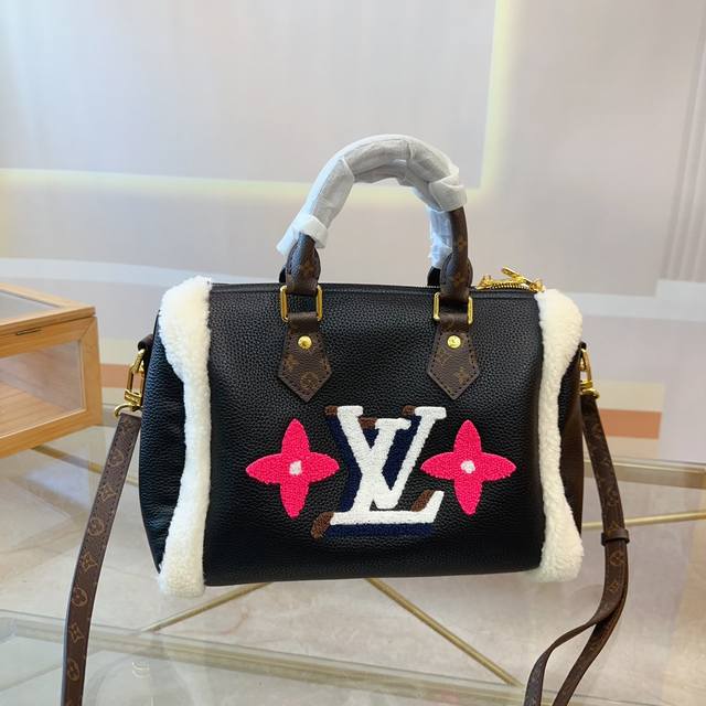 Lv全新泰迪毛毛枕头包来了！ 看着就暖和！真的是可可爱爱！ 配色比较秋冬！好搭配！ 尺寸28.17.21。T