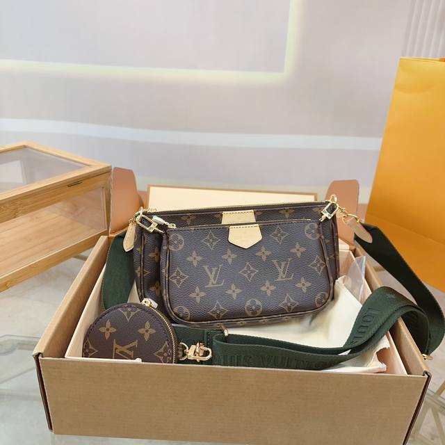 折叠礼盒飞机盒 Size :24×13 Lv 路易威登 经典款三合一麻将包 真的太好用又吸睛，又能装 拉链款式设计更方便 实用性和时髦度完美结合 小巧轻便，简直