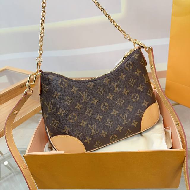 全套包装 Lv牛角包 解锁多种背法 实用性太强啦 牛角包长肩带一共有三个档位可以调节对小个子到长个子女生都很友好～而且肩带背起来也很舒服，自重也轻，容量大，日常